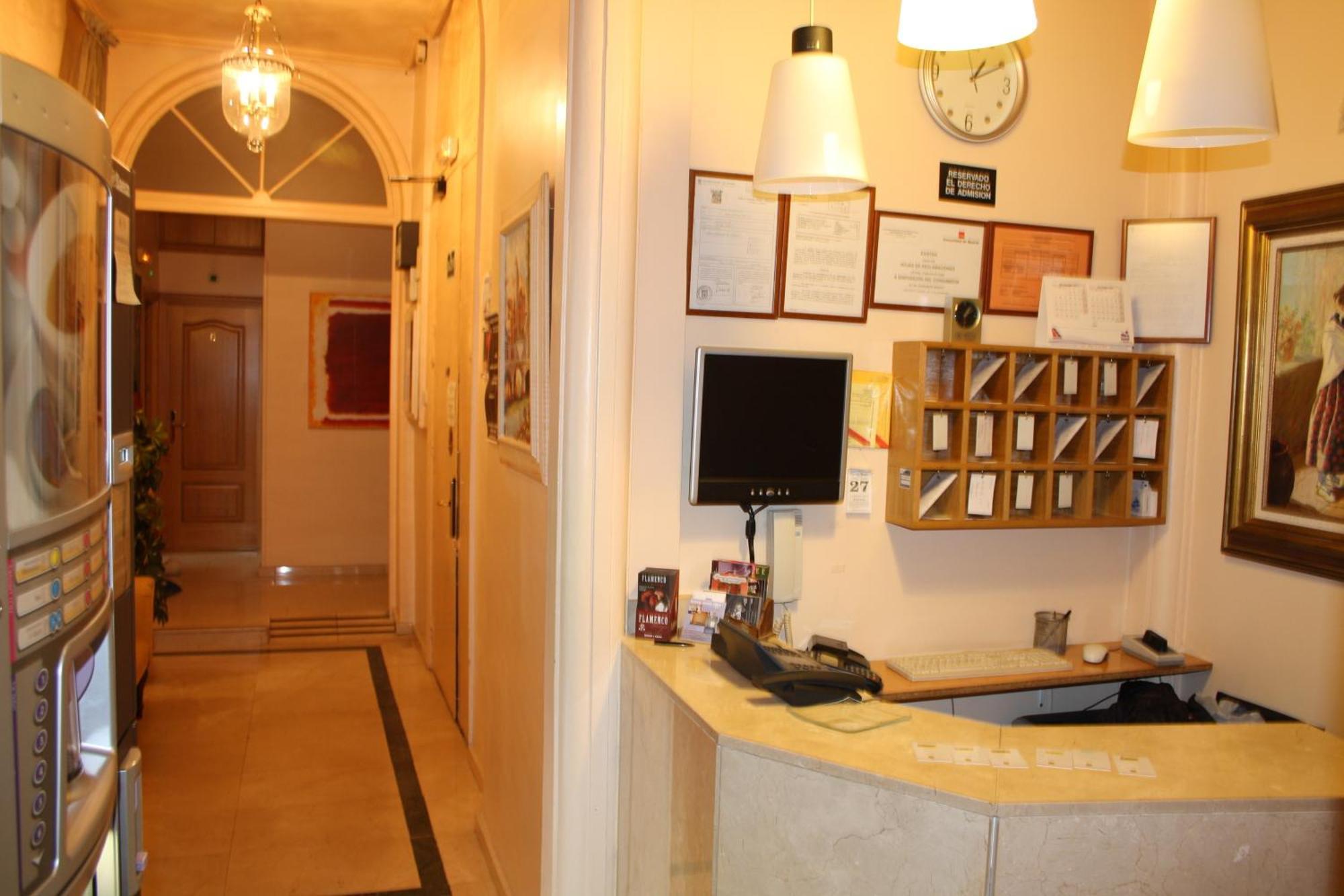 Hostal Santa Cruz Madrid Eksteriør billede