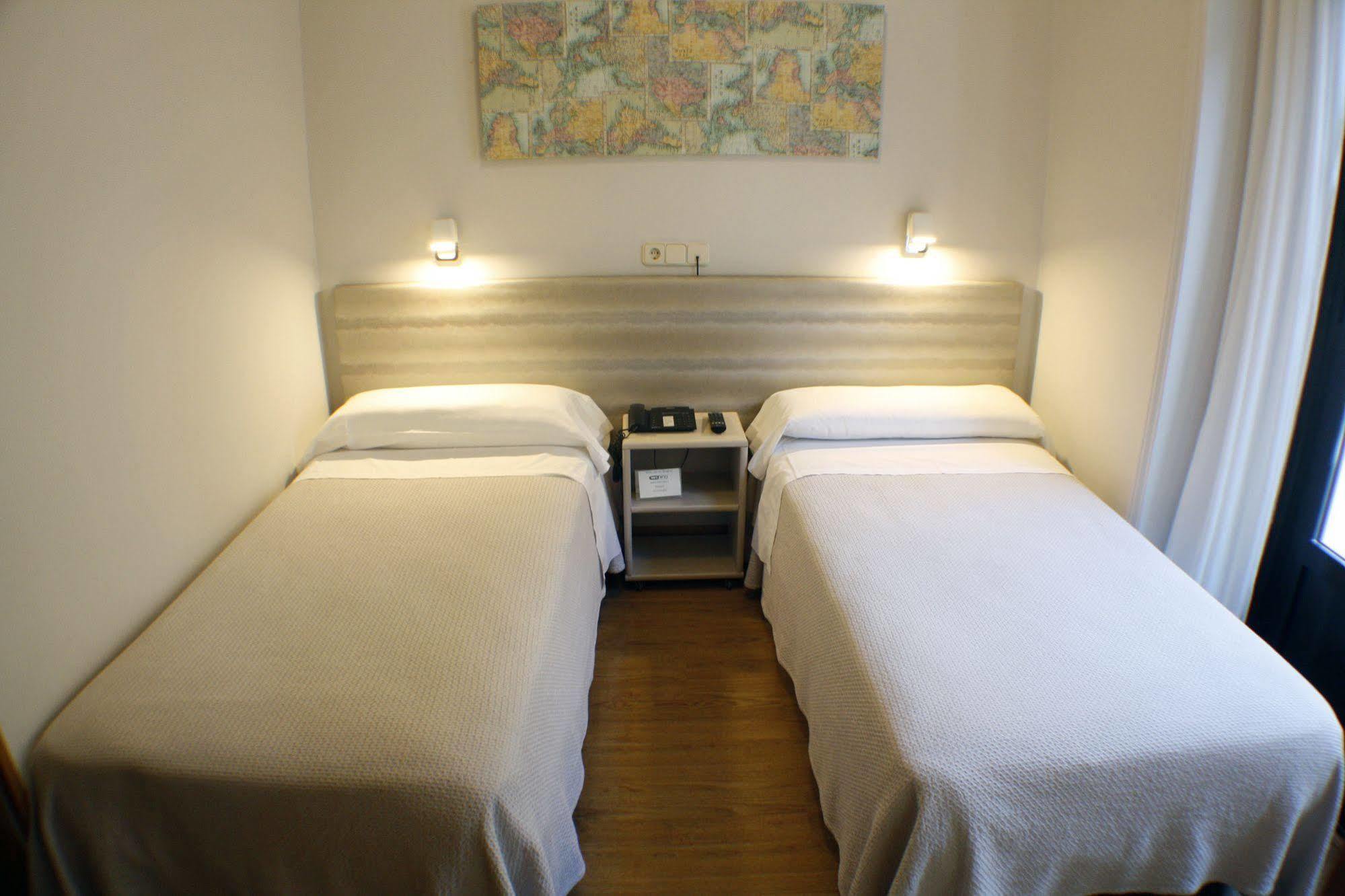Hostal Santa Cruz Madrid Eksteriør billede