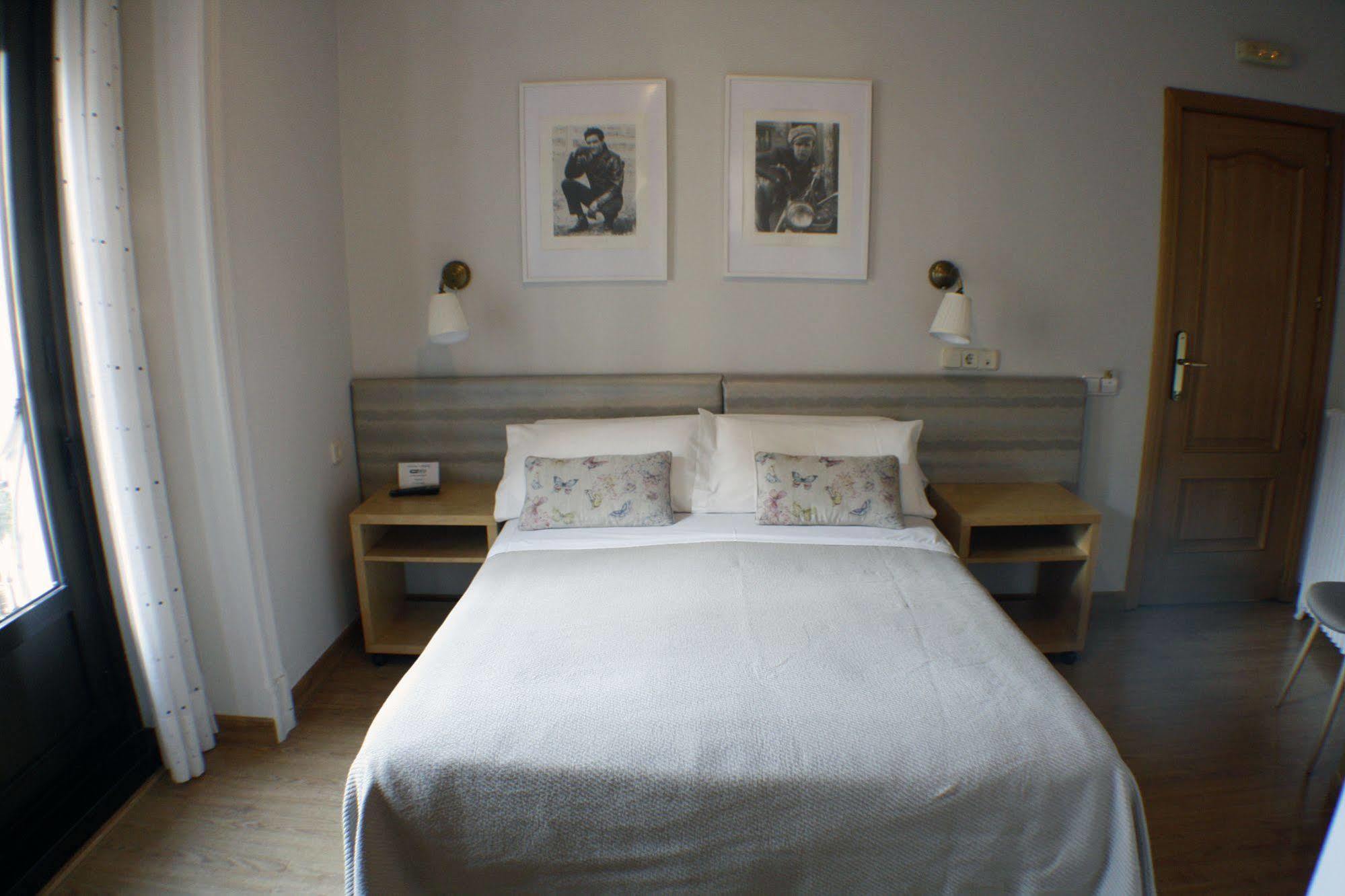 Hostal Santa Cruz Madrid Eksteriør billede
