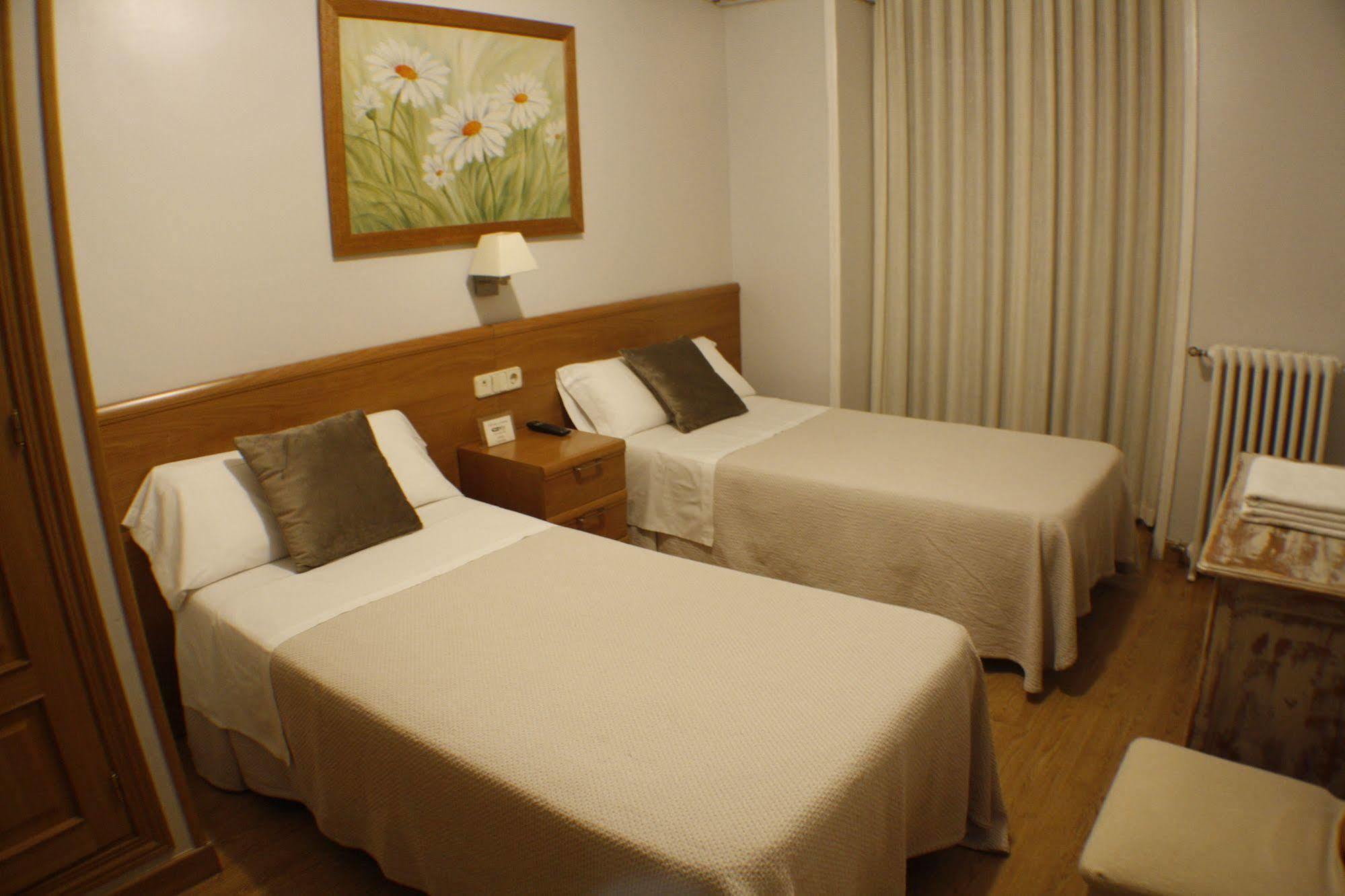 Hostal Santa Cruz Madrid Eksteriør billede