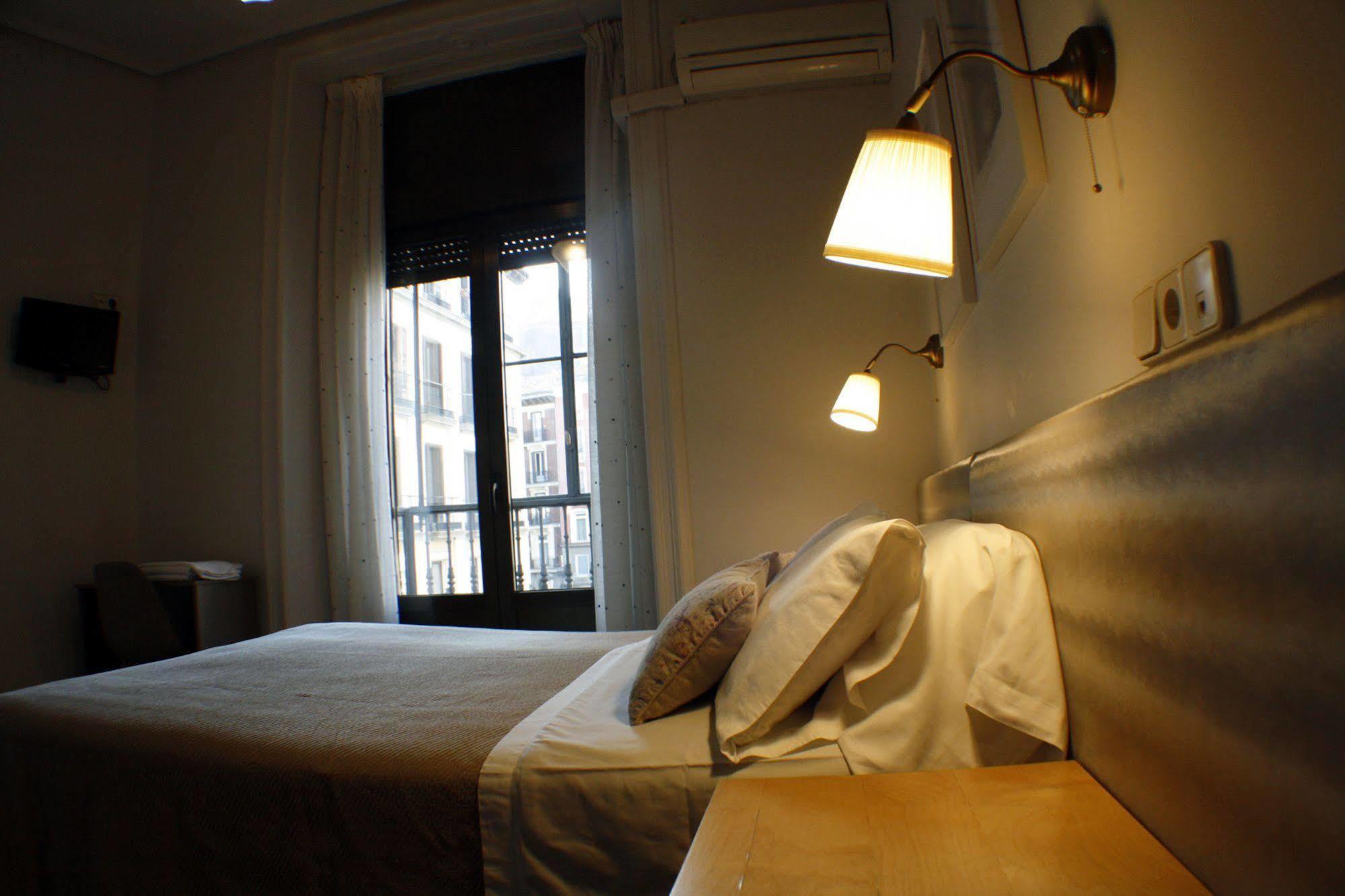 Hostal Santa Cruz Madrid Eksteriør billede