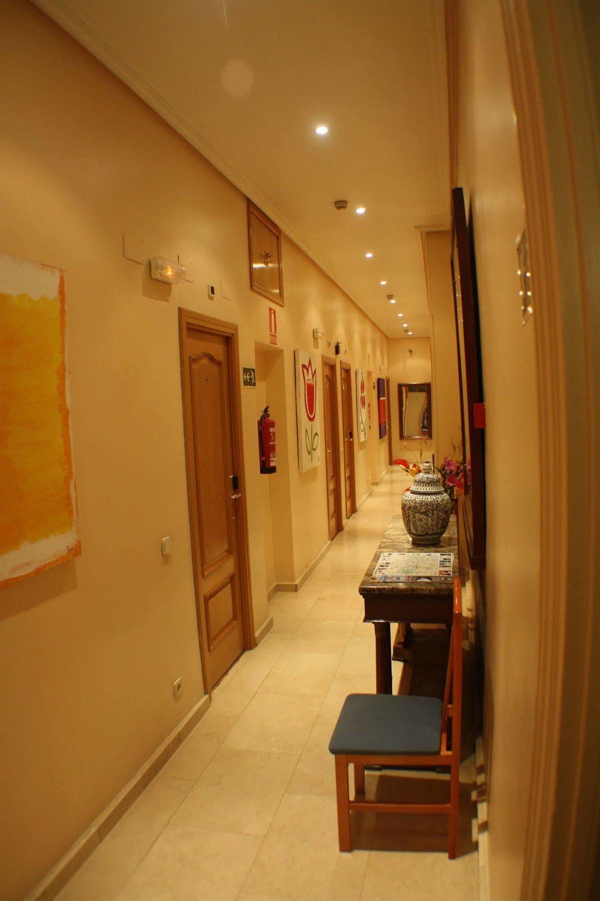 Hostal Santa Cruz Madrid Eksteriør billede