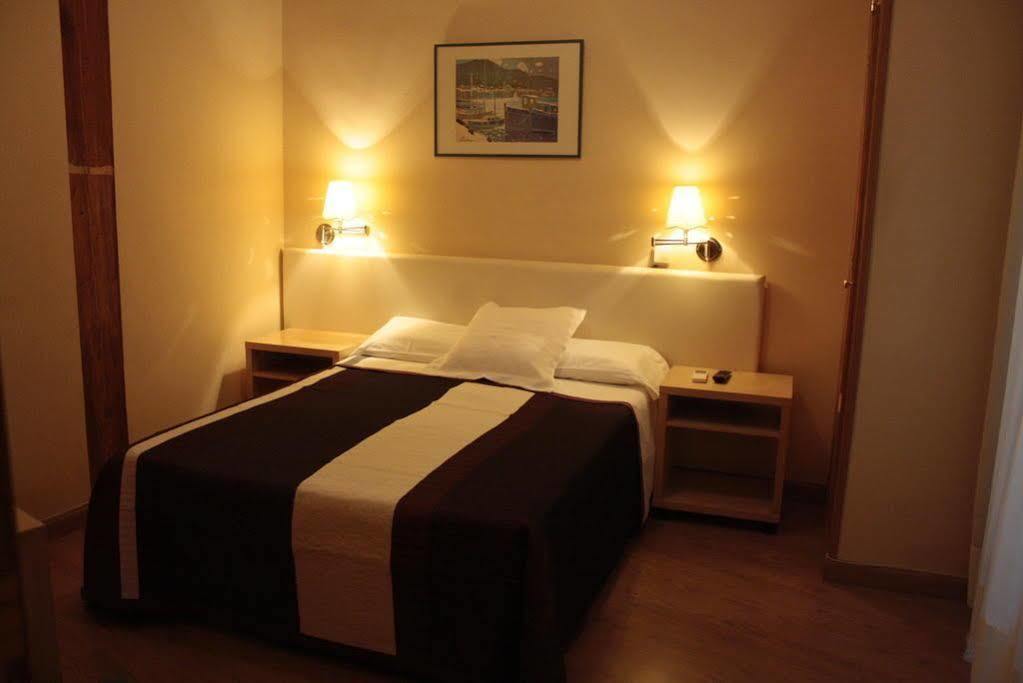 Hostal Santa Cruz Madrid Eksteriør billede